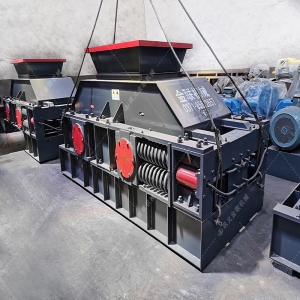 1000*700液壓對輥制砂機，1210反擊破發往四川