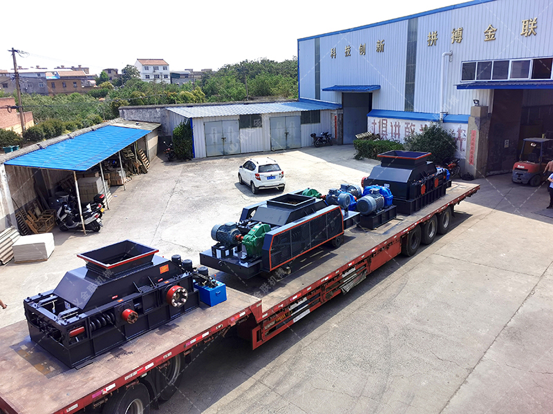 1200*1200雙齒輥破碎機(jī)，兩臺900*900軌道移動雙齒輥破碎機(jī)發(fā)往云南