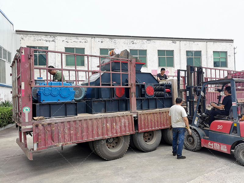 如何選擇青石制砂設(shè)備，時產(chǎn)50噸對輥制砂機多少錢一臺？